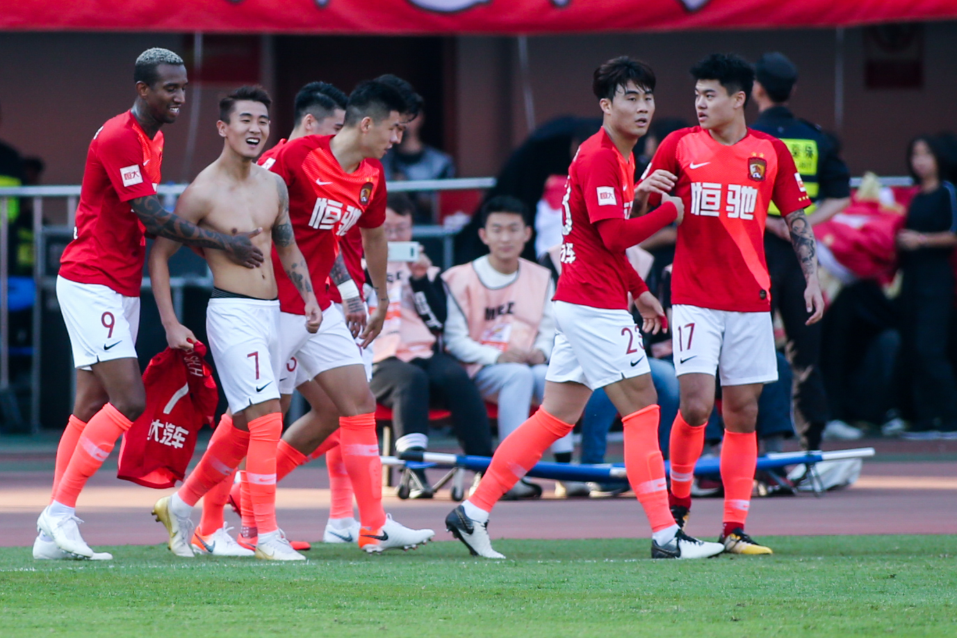 2届MVP+1冠+FMVP，攻防一体，机动性极强的锋线核心。