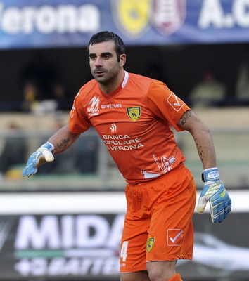 棒球经济学中单场门票收益与季票持有者权益的长期博弈